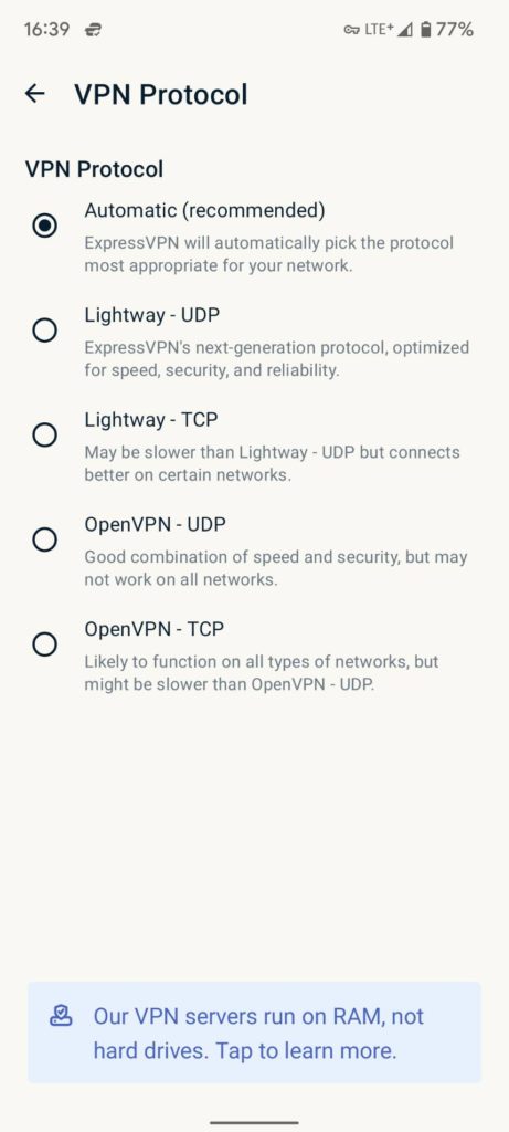 ExpressVPN 移动客户端的 VPN 协议选择界面，列出 Automatic、Lightway（UDP/TCP）与 OpenVPN（UDP/TCP），底部提示服务器仅在内存中运行